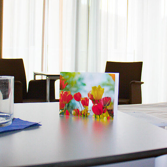 Grußkarte auf dem Nachttisch eines Patienten Grußkarte auf dem Nachttisch eines Patienten