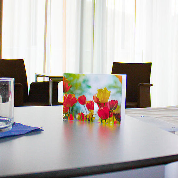 Grußkarte auf dem Schreibtisch eines Patienten Grußkarte auf dem Schreibtisch eines Patienten