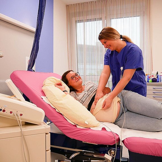 Hebamme und Schwangere im Kreißsaal Hebamme und Schwangere im Kreißsaal