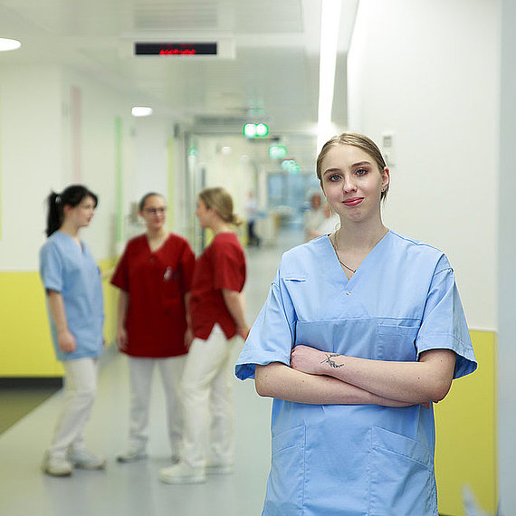 Auszubildende zur MFA auf dem Stationsflur Auszubildende zur MFA auf dem Stationsflur