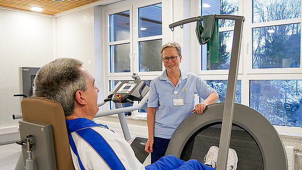 Leitung Frau Thien mit einem Patient im Therapieraum Leitung Frau Thien mit einem Patient im Therapieraum