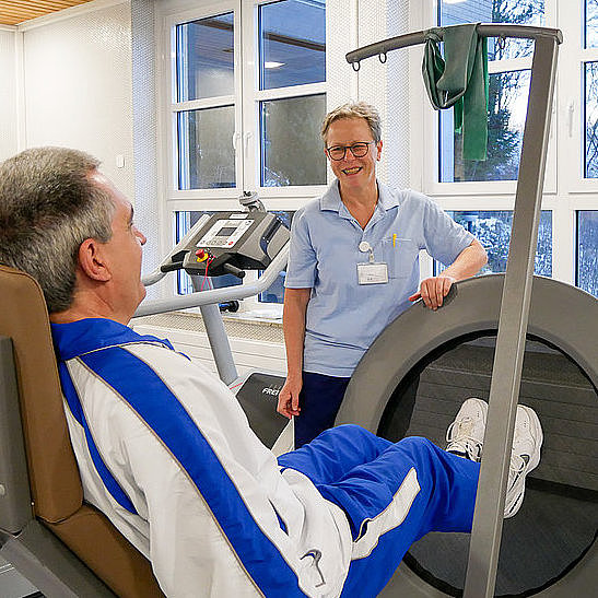 Frau Thien mit Patient beim Gerätetraining Frau Thien mit Patient beim Gerätetraining
