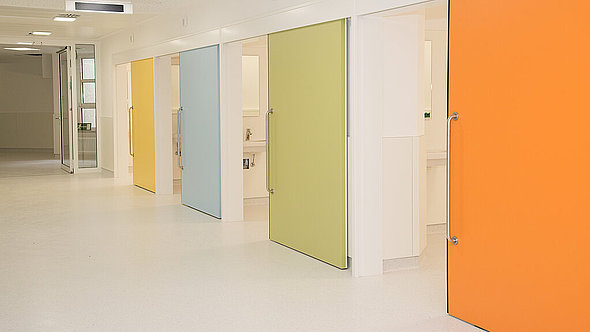 Bunte Türen zu den Behandlungsräumen in der Zentralen Notaufnahme Bunte Türen zu den Behandlungsräumen in der Zentralen Notaufnahme