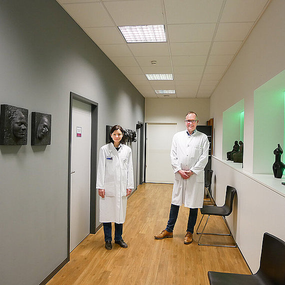 Die beiden Ärzte Dr. Petrick und Dr. Herrero y Calle im Warteraum der Praxis Die beiden Ärzte Dr. Petrick und Dr. Herrero y Calle im Warteraum der Praxis