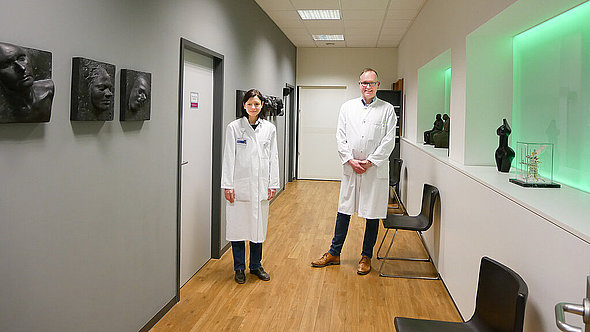 Die beiden Chefärzte der Neurochirurgie im Flur der Praxis Die beiden Chefärzte der Neurochirurgie im Flur der Praxis