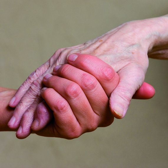 Zwei Hände halten sich Zwei Hände halten sich