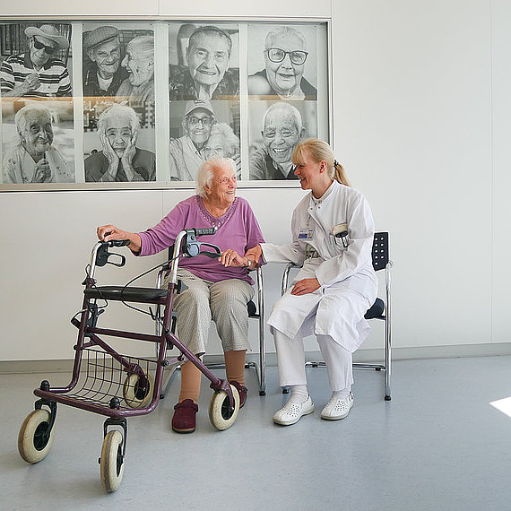 Chefärztin Frau Dr. Schoser mit Patientin Chefärztin Frau Dr. Schoser mit Patientin