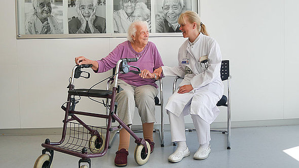 Chefärztin Dr. Karin Schoser mit einer Patientin Chefärztin Dr. Karin Schoser mit einer Patientin