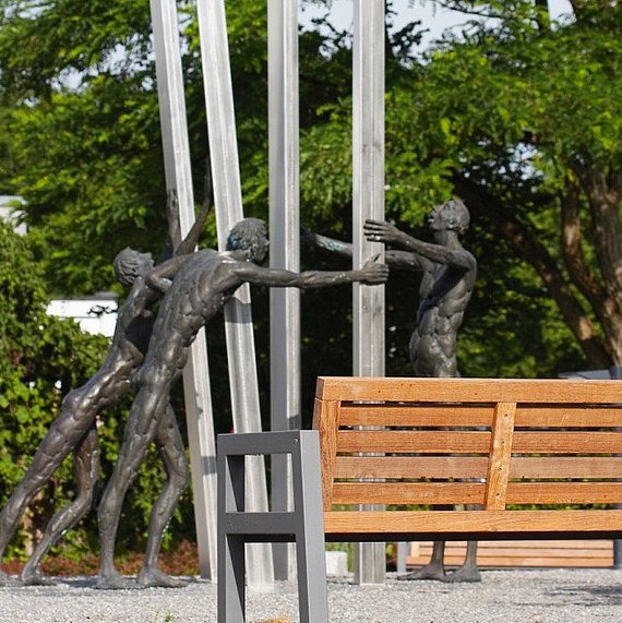 Figuren vor dem Gesundheitszentrum Spaichingen Figuren vor dem Gesundheitszentrum Spaichingen
