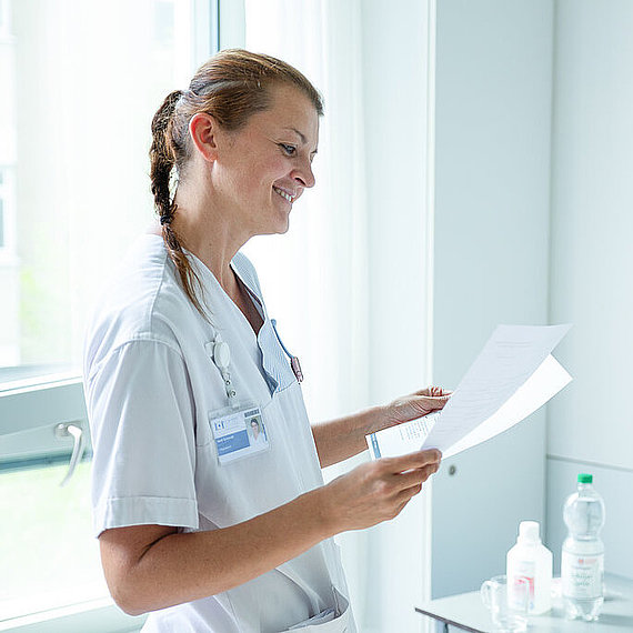 Pflegekraft am Patientenbett bei der Aufklärung Pflegekraft am Patientenbett bei der Aufklärung