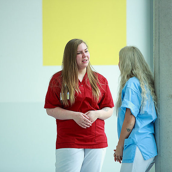 Auszubildende als Gesundheits- und Krankenpflegehelferin im Gespräch Auszubildende als Gesundheits- und Krankenpflegehelferin im Gespräch