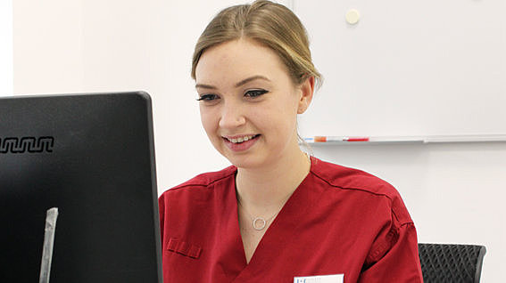 Auszubildende am Computer Auszubildende am Computer