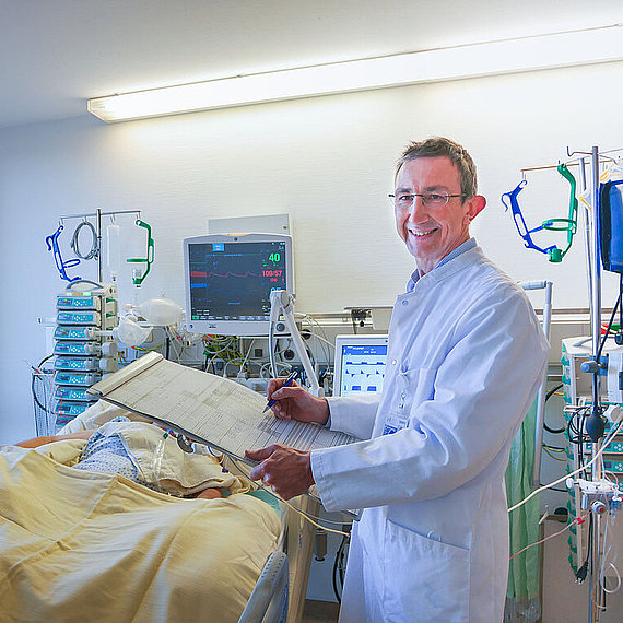 Chefarzt Dr. Rebenschütz bei einem Intensivpatienten Chefarzt Dr. Rebenschütz bei einem Intensivpatienten