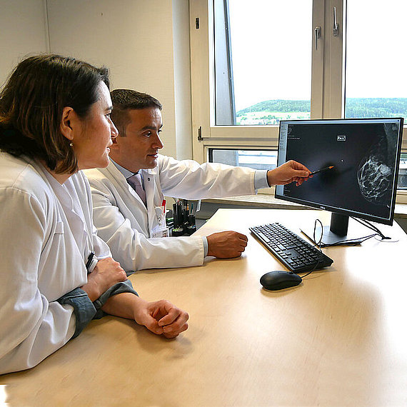 Chefarzt Shtian und Oberärztin Özder bei der Besprechung eines Röntgenbilds Chefarzt Shtian und Oberärztin Özder bei der Besprechung eines Röntgenbilds