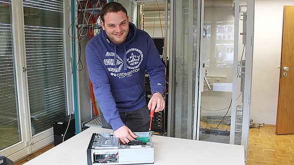 Auszubildender bei der Reparatur eines Computers Auszubildender bei der Reparatur eines Computers