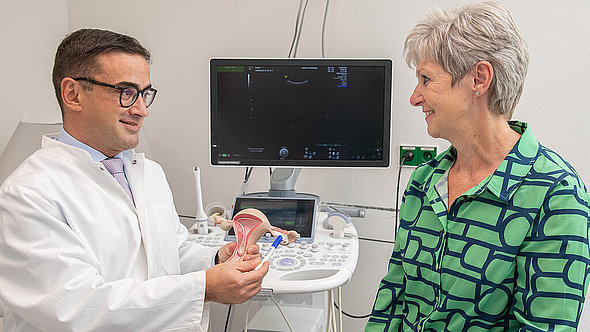 Chefarzt Shtian im Gespräch mit einer Patientin Chefarzt Shtian im Gespräch mit einer Patientin