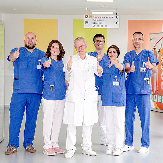 Ärzte des Weiterbildungsverbunds Allgemeinmedizin Ärzte des Weiterbildungsverbunds Allgemeinmedizin zeigen den Daumen hoch