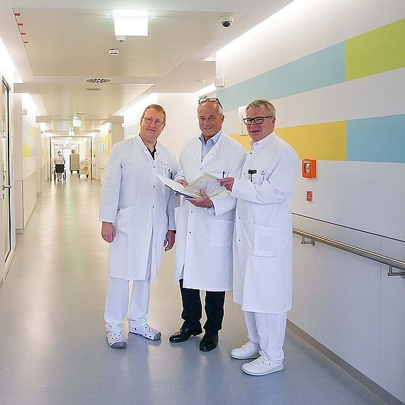 Stationsgespräch der Ärzte auf dem Flur Stationsgespräch der Ärzte auf dem Flur