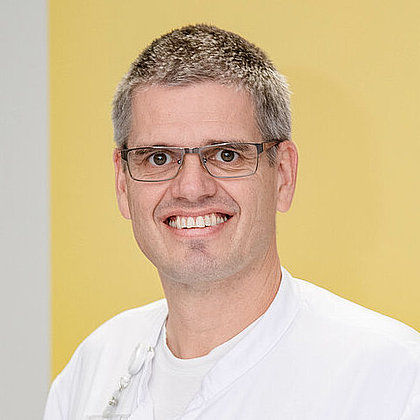 Leitender Oberarzt Dr. Ulrich Schöll Leitender Oberarzt Dr. Ulrich Schöll
