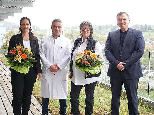 Gabriele Stalzer mit den Personen des Klinikums, die sie begrüßt haben