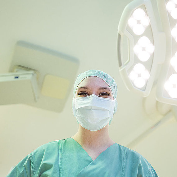 Auszubildende unter der OP-Lampe Auszubildende unter der OP-Lampe