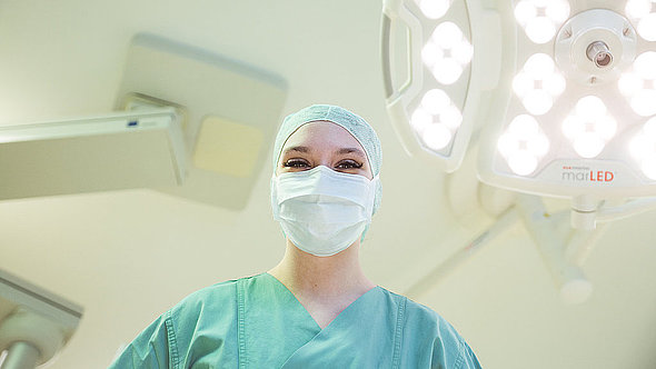 Auszubildende unter der OP-Leuchte Auszubildende unter der OP-Leuchte