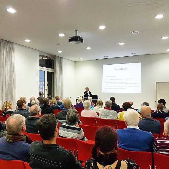 Ein Arzt hält einen Vortrag für Patienten im Konferenzraum Ein Arzt hält einen Vortrag für Patienten im Konferenzraum