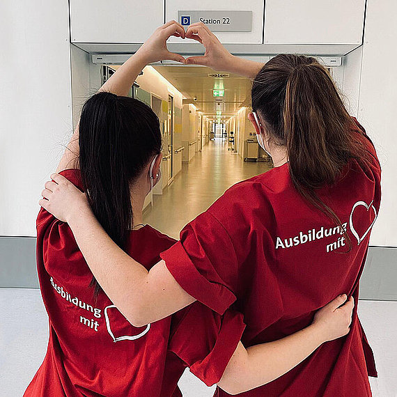Zwei Auszubildende des Klinikums vor einer Station Zwei Auszubildende des Klinikums vor einer Station