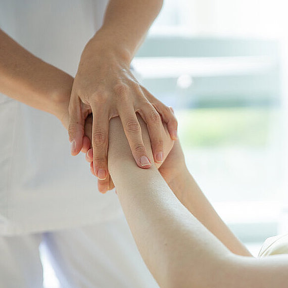 Krankenschwester leistet Beistand Krankenschwester leistet Beistand