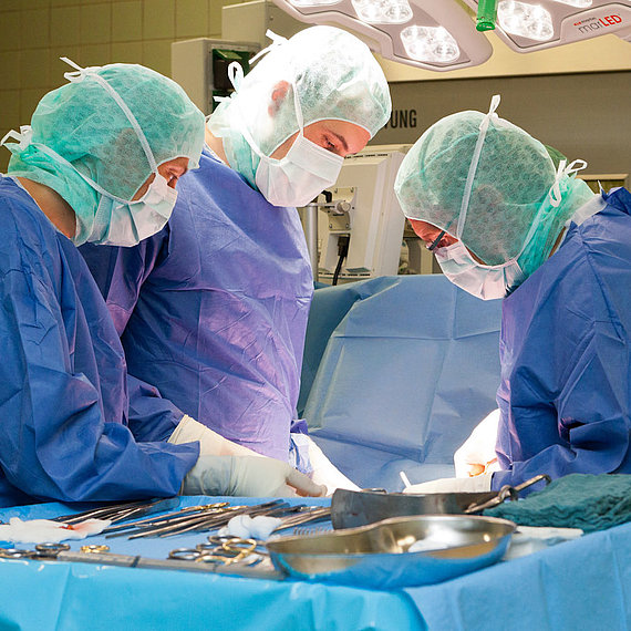 Ärzte bei einer Operation Ärzte bei einer Operation