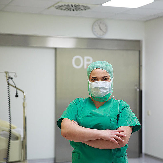 Auszubildende vor dem OP-Saal Auszubildende vor dem OP-Saal