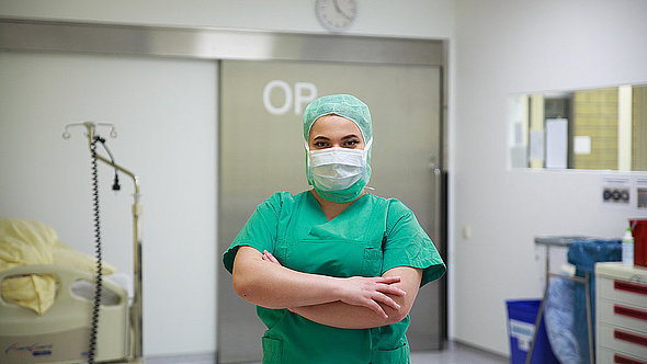 Auszubildende vor dem OP-Saal Auszubildende vor dem OP-Saal