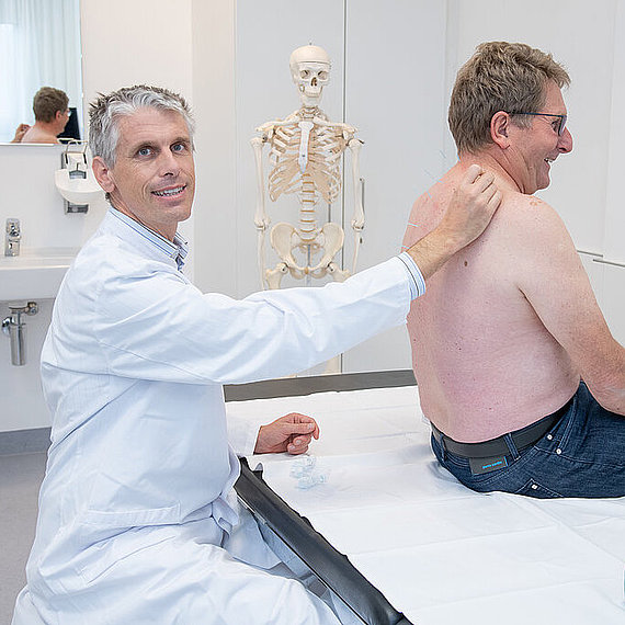 Chefarzt Dr. Schuler bei der Akupunktur Chefarzt Dr. Schuler bei der Akupunktur