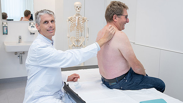 Chefarzt Dr. Frank Schuler wendet eine Akupunktur bei einem Patienten an Chefarzt Dr. Frank Schuler wendet eine Akupunktur bei einem Patienten an