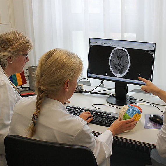 Ärzte beim Besprechen eines Schlaganfalls Ärzte beim Besprechen eines Schlaganfalls