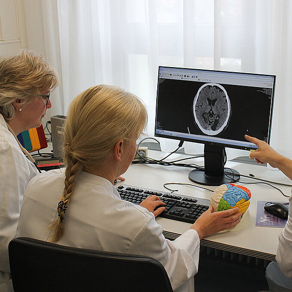 Ärzte beim Besprechen eines Schlaganfalls Ärzte beim Besprechen eines Schlaganfalls