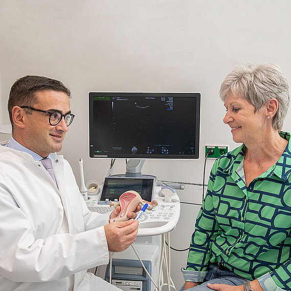 Chefarzt Shtian mit Patientin Chefarzt Shtian mit Patientin