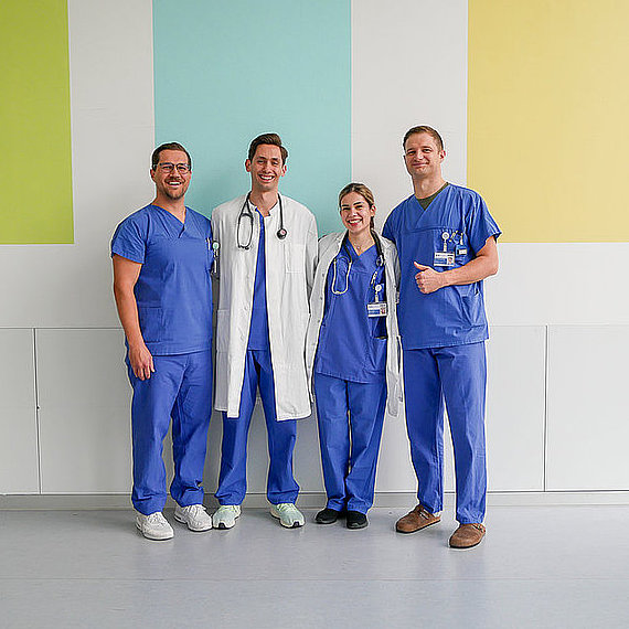 Junge Ärzte auf dem Stationsflur Junge Ärzte auf dem Stationsflur