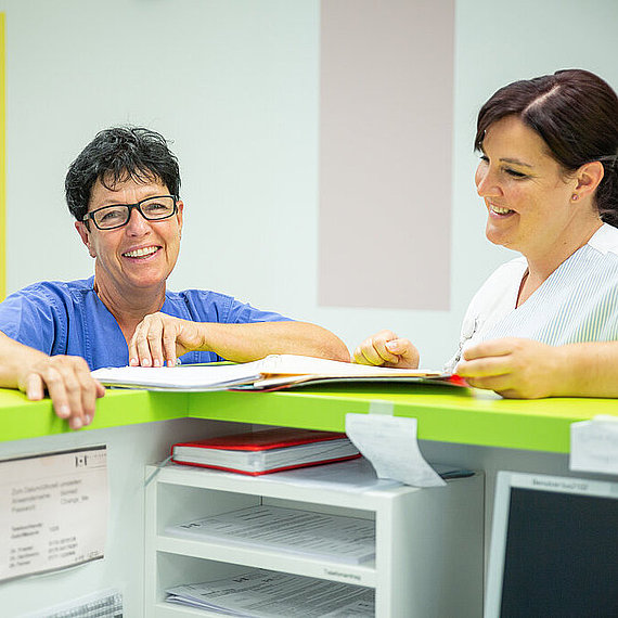 Zwei Mitarbeiterinnen am Stationstresen Zwei Mitarbeiterinnen am Stationstresen