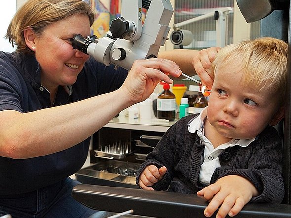 Dr. Susanne Künze untersucht ein Kind Dr. Susanne Künze untersucht ein Kind