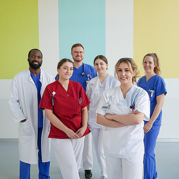Mitarbeitende verschiedener Berufsgruppen am Klinikum Mitarbeitende verschiedener Berufsgruppen am Klinikum