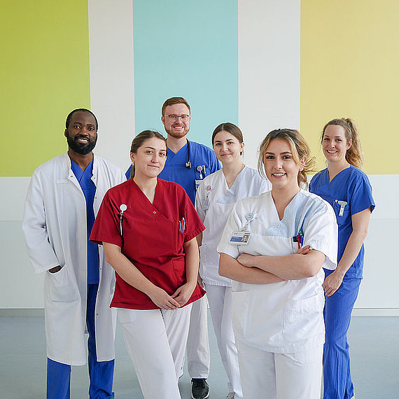 Mitarbeitende verschiedener Berufsgruppen Mitarbeitende verschiedener Berufsgruppen