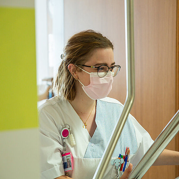 Pflegekraft mit Bett Pflegekraft mit Bett