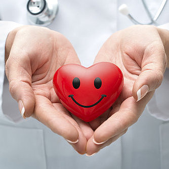 Arzt oder Ärztin mit Herz in der Hand Arzt oder Ärztin mit Herz in der Hand
