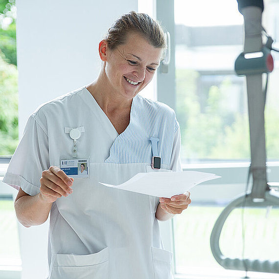 Pflegekraft am Bett Pflegekraft am Bett