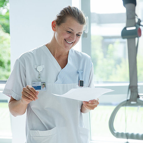 Pflegekraft am Bett Pflegekraft am Bett